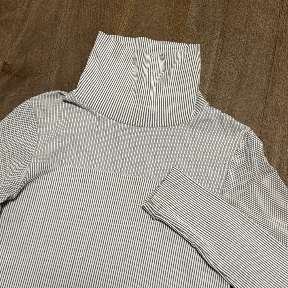 Athleta Women’s L-sleeve Flurry Base Layer Turtle Neck Top Gray White Size Small
